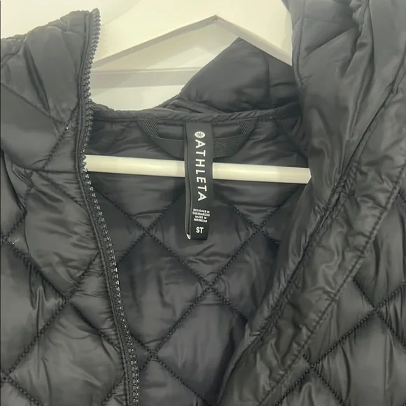 Athleta Women’s Black Puffer Jacket with Quilted Design - Picture 2 of 2